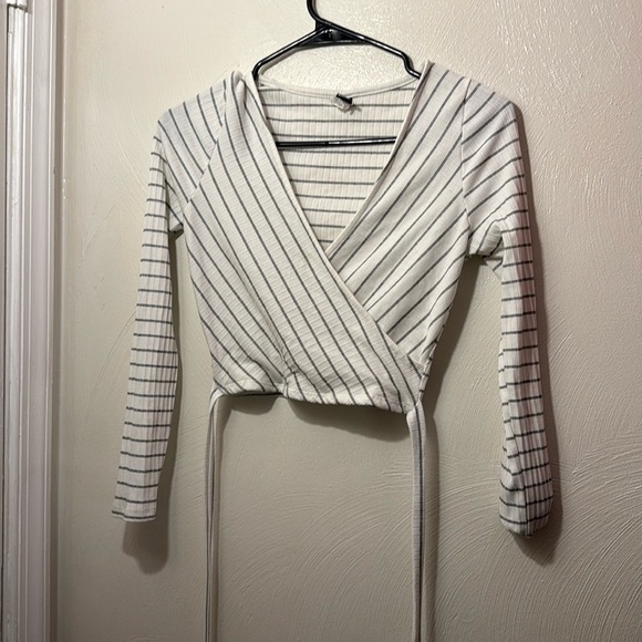 Stripe crop wrap top
Size Medium - Picture 2 of 3